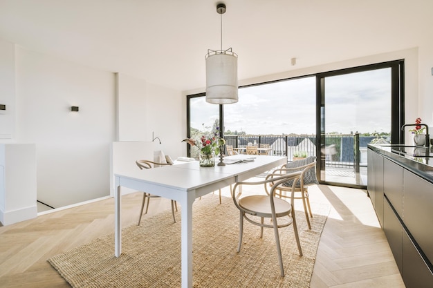 Cozinha e sala de jantar em apartamento moderno