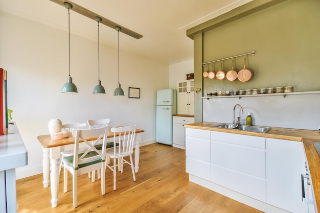 Cozinha e sala de jantar em apartamento moderno