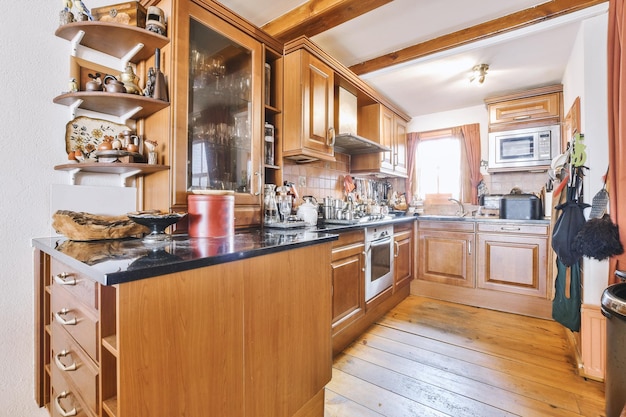 Cozinha e sala de jantar em apartamento moderno