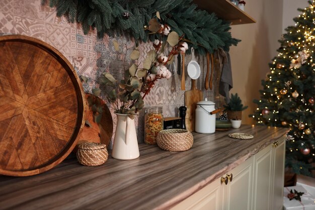 Cozinha elegante com decoração festiva e guirlanda de Natal Design de interiores