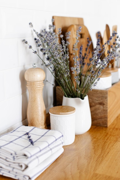 Cozinha em estilo campestre e flores de lavanda