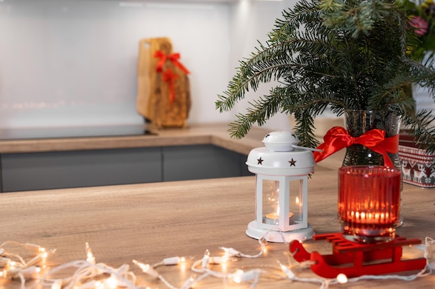 Cozinha festivamente decorada de natal com luzes de natal e cortadores de biscoito