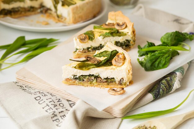 Cozinha francesa Quiche com cogumelos, espinafre e alho-poró selvagem Comida verde Pastelaria francesa Torta de queijo