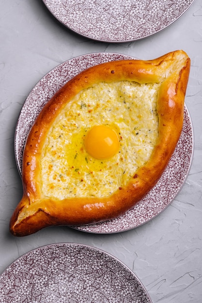 Cozinha georgiana ajaruli khachapuri pão georgiano com ovo e requeijão