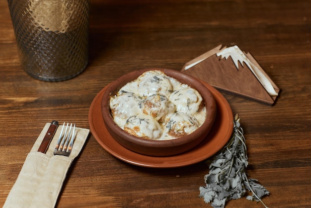 Cozinha georgiana Cogumelos assados Cogumelos com queijo carne Salsa e romã Servindo em um restaurante em uma panela de ferro imagem de fundo cópia espaço