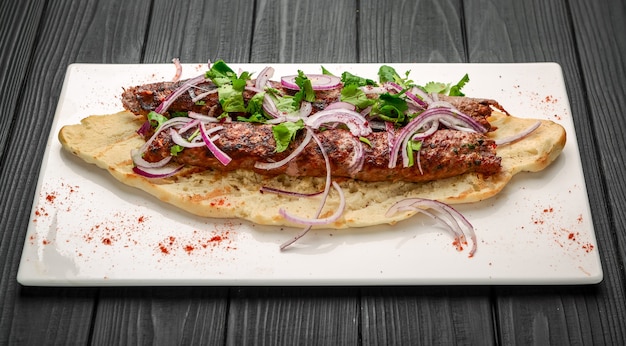 Cozinha georgiana - lulia kebab, com cebolas grelhadas, cozinha tradicional georgiana, no pão