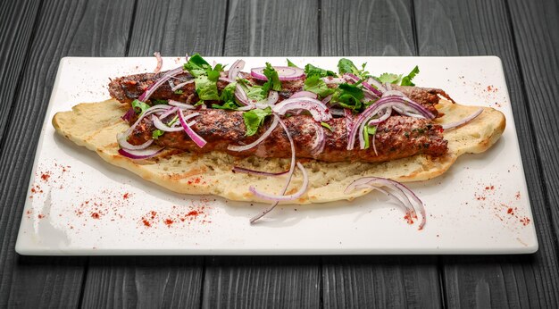 Cozinha georgiana - lulia kebab, com cebolas grelhadas, cozinha tradicional georgiana, no pão