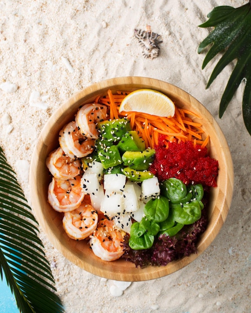 Foto cozinha havaiana comida tropical com legumes de camarão almoço na praia um prato exótico poke