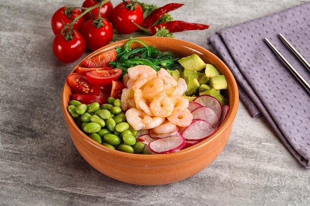 Foto cozinha havaiana poke com camarão coquetel