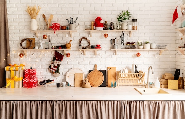 Cozinha interior cinza claro e decoração de Natal vermelha