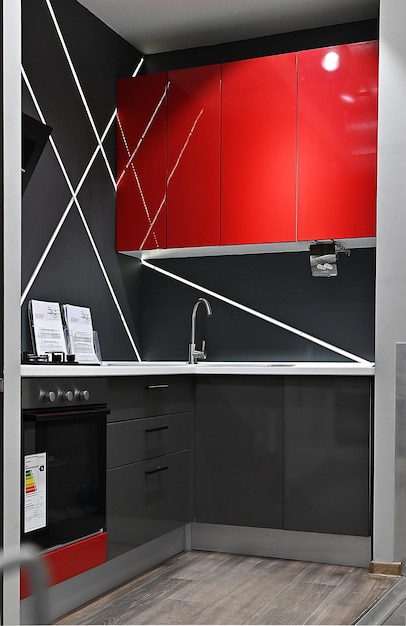 Cozinha interior preta com toques vermelhos preparada a abrir com porta de saída para esplanada de loja com electrodomésticos e chão em grés madeira