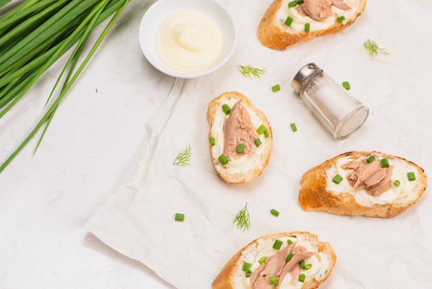 Cozinha italiana. Bruschetta com atum, cebola e maionese.