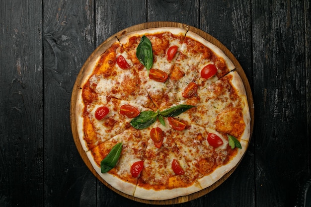 Cozinha italiana Pizza em uma mesa preta