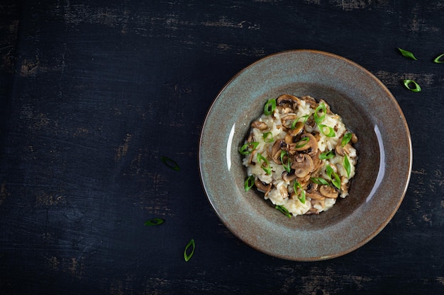 Foto cozinha italiana risotto com cogumelos arroz arborio cozido com queijo parmesão e cogumelos