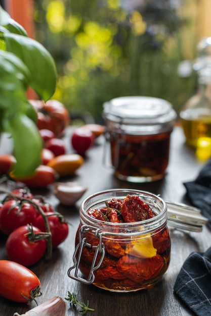 Cozinha italiana, tomate seco em frasco de vidro com ervas aromáticas