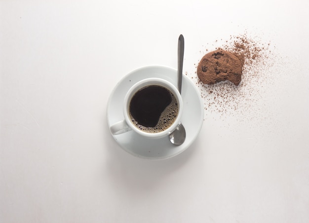 Cozinha italiana tradicional e café. Xícara de café diretamente acima do tiro no fundo branco