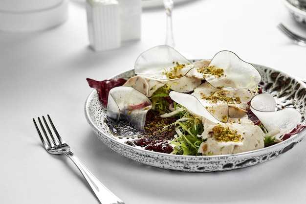Cozinha italiana tradicional Vitello tonnato marinado aperitivo de vitela com molho de atum cremoso closeup espaço de cópia de fundo claro