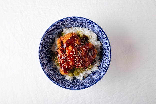 Cozinha japonesa asiática isolada com frango frito com arroz