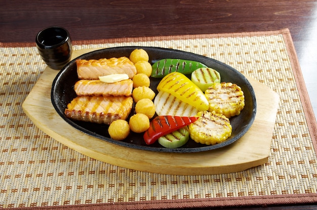 Cozinha Japonesa. Bife de Salmão com Legumes