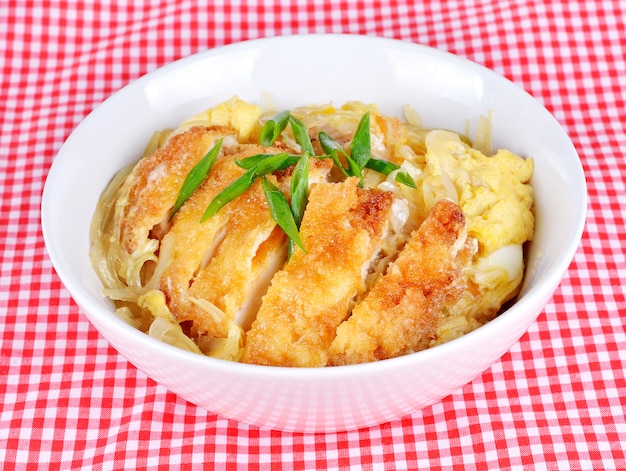 Cozinha japonesa, costeleta de porco e ovo no arroz (katsudon)
