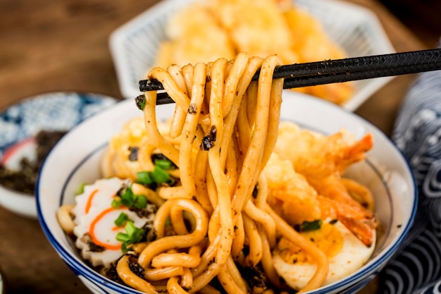 Cozinha Japonesa Deliciosa tempura de camarão udon noodles