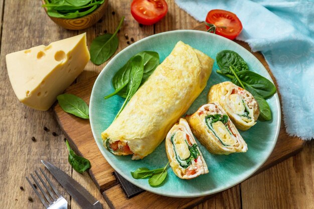 Foto cozinha japonesa prato nacional japonês omelete tamago yaki para o pequeno-almoço ovo rolo com espinafre