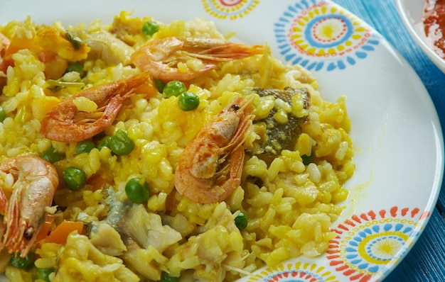 Cozinha mediterrânea. Paella Valenciana com frutos do mar