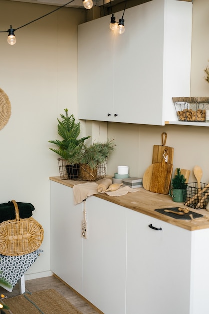 Cozinha minimalista branca em estilo escandinavo, decorada para o Natal e Ano Novo