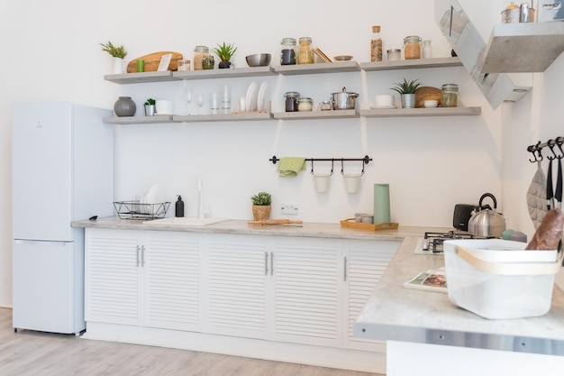 Cozinha moderna com prateleiras de especiarias e pratos canto de cozinha com vários utensílios de cozinha incluídos