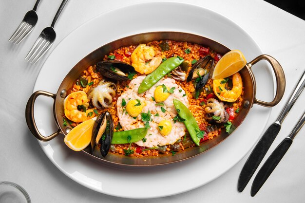 Cozinha nacional espanhola prato paella com frutos do mar e arroz na panela