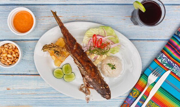 Foto cozinha peruana cabrilla frita peixe frito foco seletivo