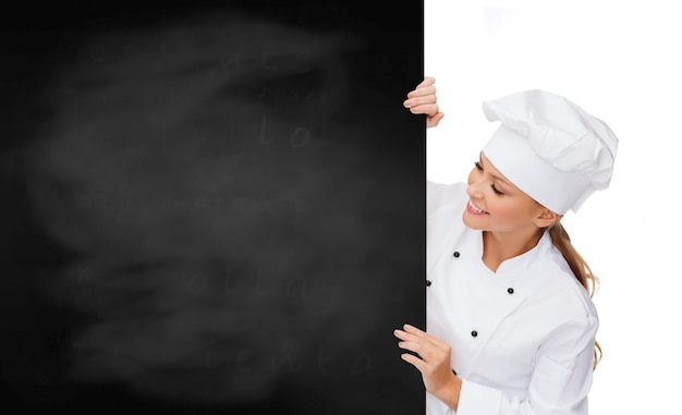 cozinha, propaganda e conceito de comida - chef feminino sorridente, cozinheiro ou padeiro com quadro branco em branco