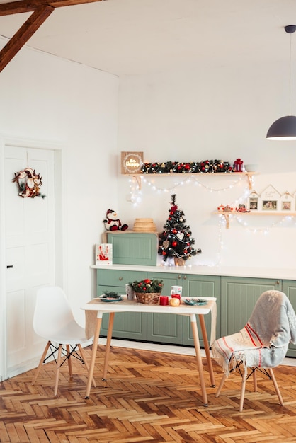 Cozinha provençal com foto vertical verde-oliva com decoração de Natal