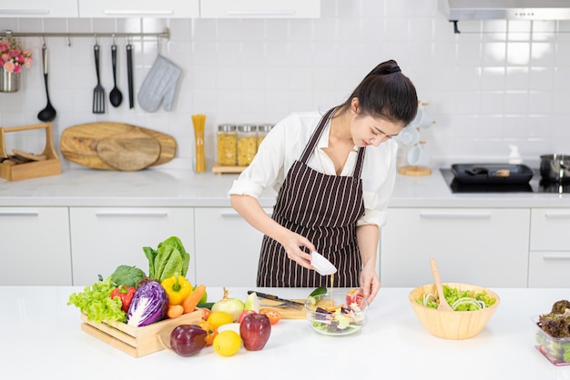 Cozinha saudável em casa, cozinha conceito, lindas mulheres preparando saladas de verão