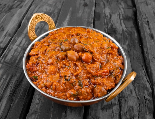 Cozinha saudável indiana Chana Masala em fundo de madeira