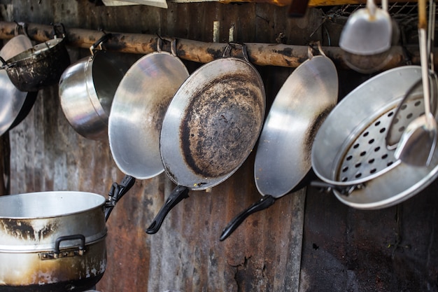 Cozinha suja suja velha.