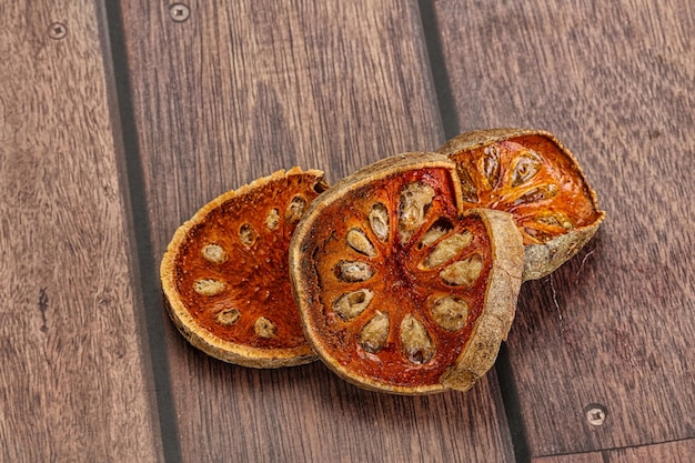 Foto cozinha tailandesa frutas secas de bael