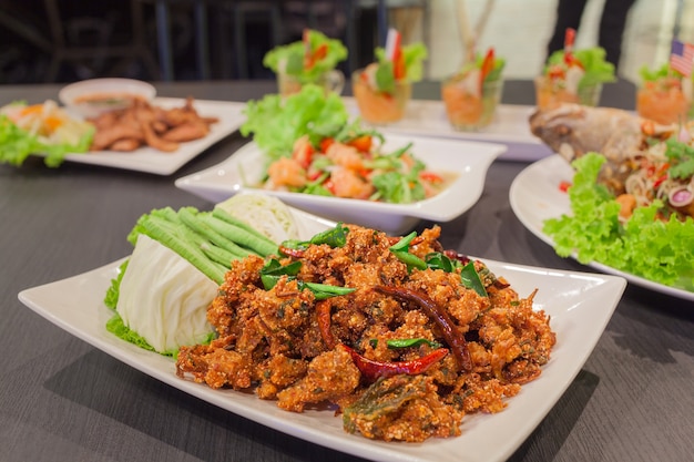 Cozinha tailandesa picante crocante salada de porco, larb com salmão picante e grelhados de porco