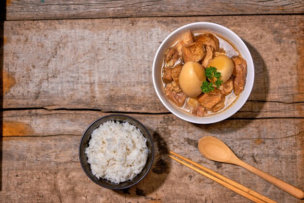 Cozinha taiwanesa. Carne de porco assada e ovo com arroz.