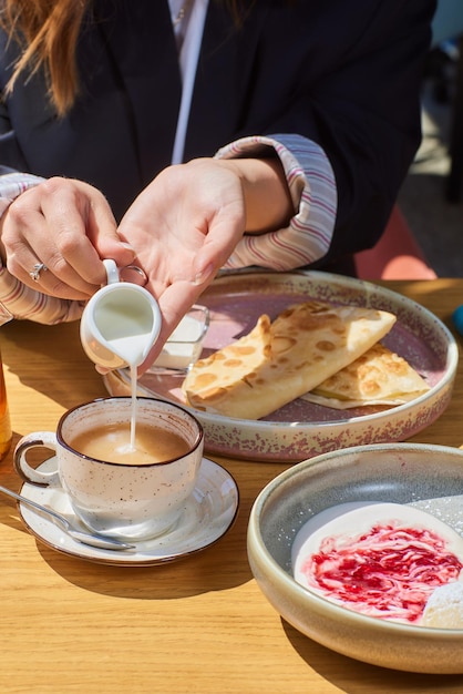 Cozinha tártara nacional kystyby em um prato prato simples e saboroso