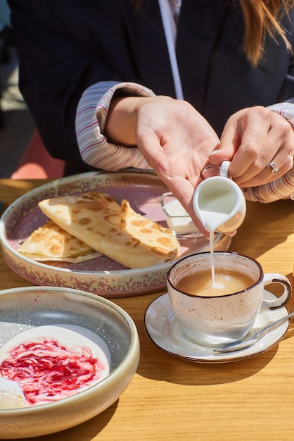 Foto cozinha tártara nacional kystyby em um prato simples e saboroso