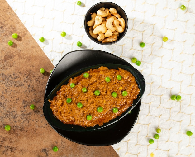 Cozinha tradicional do Rajastão Haldi Sabji ou Tukkar com salada