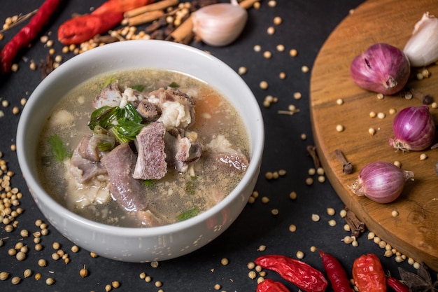 Cozinha tradicional indonésia A sopa de cabra é feita de carneiro, tomate, aipo, cebola verde, gengibre