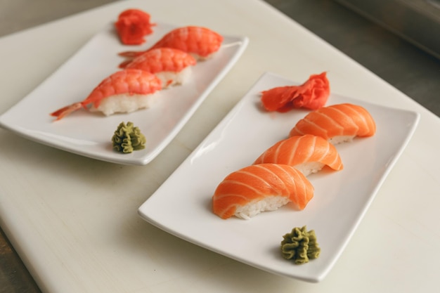 Cozinha tradicional japonesa Sushi fresco com salmão e camarão