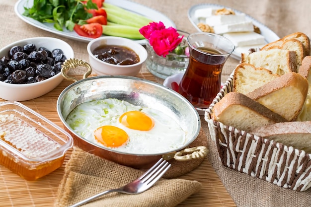 cozinha turca; Tradicional deliciosa mesa de café da manhã turco.