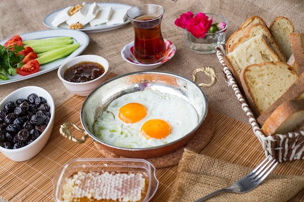 cozinha turca; Tradicional deliciosa mesa de café da manhã turco.