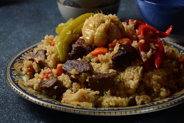 Cozinha usbeque (comida) pilaf (plov) .Mutton, arroz, cenoura, óleo vegetal, passas, cebola, açafrão, pimenta do reino, cominho