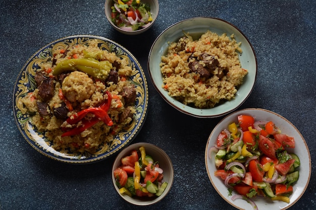 Cozinha uzbeque (comida) pilaf (plov), salada achichuk (achuchuk) .Mutton, arroz, cenoura, óleo vegetal, passas, cebola, açafrão, pimenta do reino, cominho