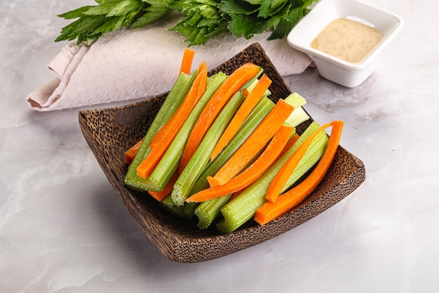 Cozinha vegana dietética azeitona e cracks de cenoura