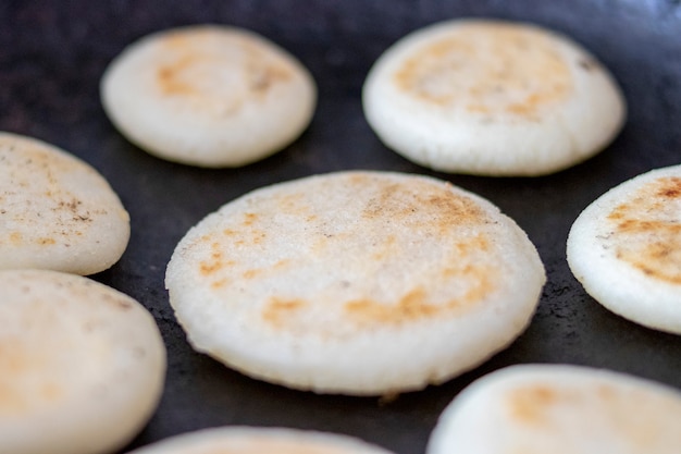 Cozinhando arepas na panela